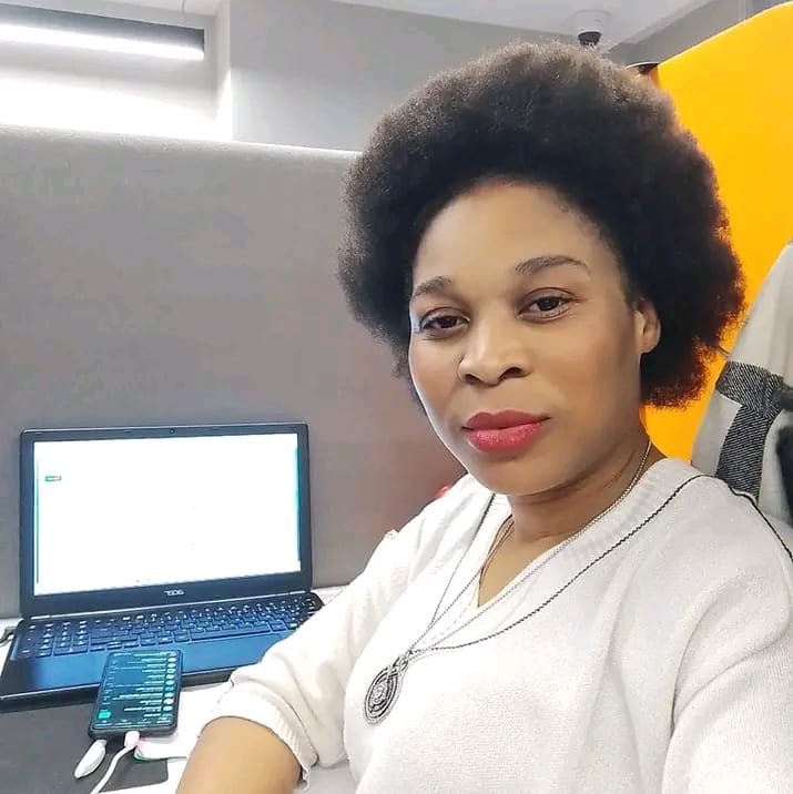 Cláudia J.